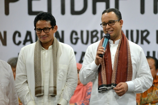 Gaya selfie Anies-Sandiaga usai daftar jadi Cagub-Cawagub DKI