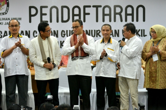 Gaya selfie Anies-Sandiaga usai daftar jadi Cagub-Cawagub DKI