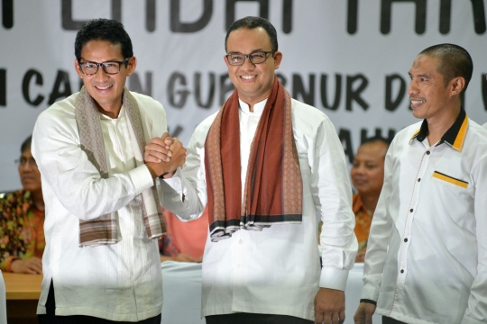 Gaya selfie Anies-Sandiaga usai daftar jadi Cagub-Cawagub DKI