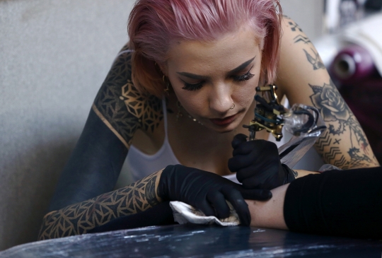 Wanita penggila tato London berlomba-lomba rajah tubuh