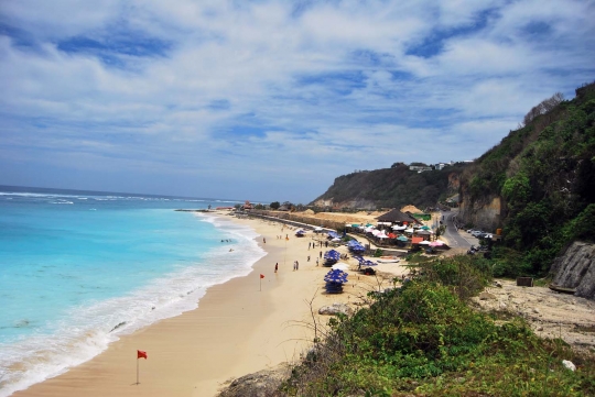 Keeksotisan pasir perawan di Pantai Pandawa