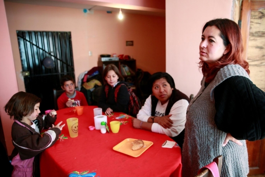 Kisah pasangan lesbian di Bolivia hidup bahagia bersama anak angkat