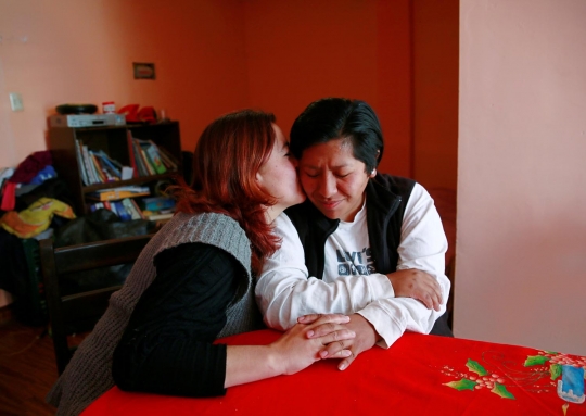 Kisah pasangan lesbian di Bolivia hidup bahagia bersama anak angkat