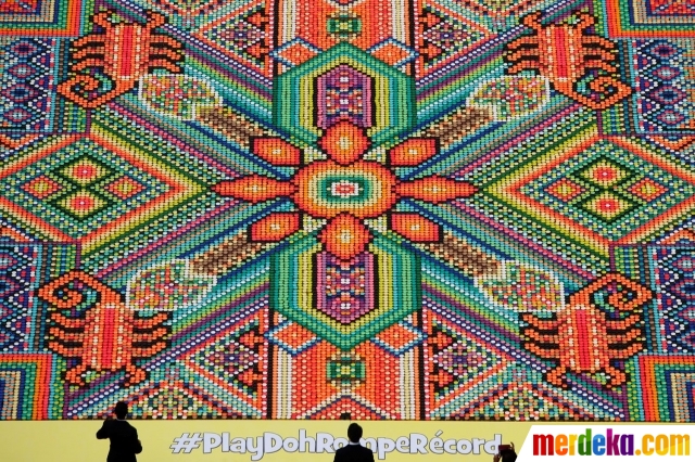 Foto Rekor seni mozaik  terbesar dari ribuan kaleng Play 