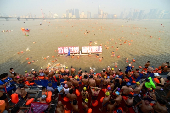 Keseruan festival berenang menyeberangi Sungai Qiantang