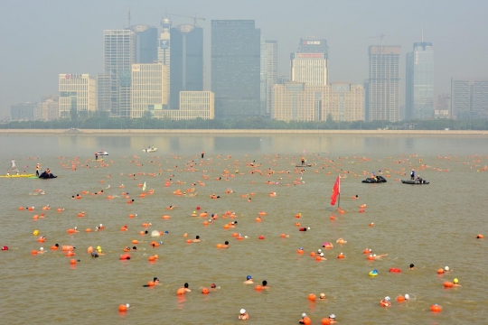 Keseruan festival berenang menyeberangi Sungai Qiantang