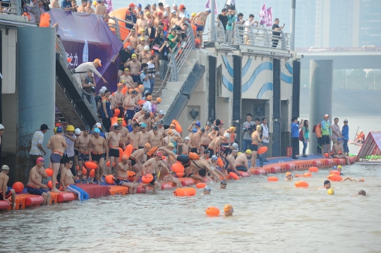 Keseruan festival berenang menyeberangi Sungai Qiantang