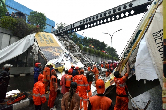 Upaya puluhan petugas evakuasi JPO roboh di Pasar Minggu