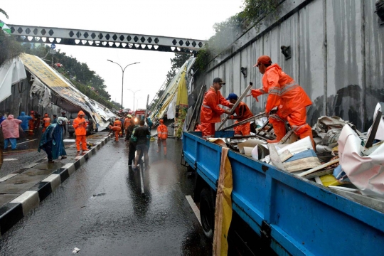 Upaya puluhan petugas evakuasi JPO roboh di Pasar Minggu