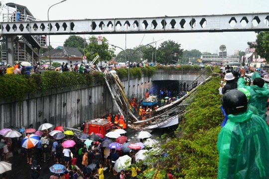 Evakuasi JPO roboh di Pasar Minggu jadi tontonan warga