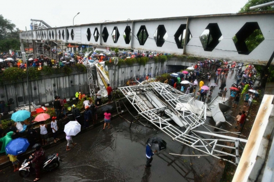 Evakuasi JPO roboh di Pasar Minggu jadi tontonan warga