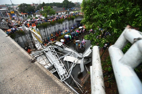 Evakuasi JPO roboh di Pasar Minggu jadi tontonan warga