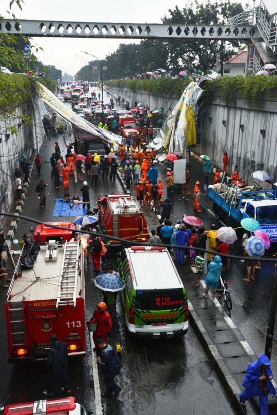 Evakuasi JPO roboh di Pasar Minggu jadi tontonan warga