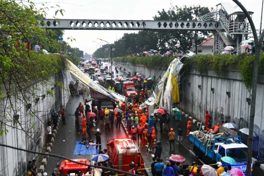 Evakuasi JPO roboh di Pasar Minggu jadi tontonan warga