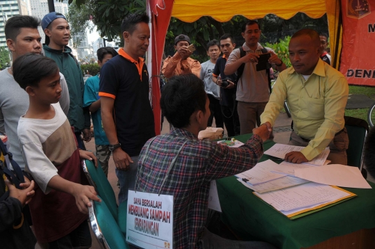 Aksi tangkap tangan buang sampah sembarangan di Bundaran HI