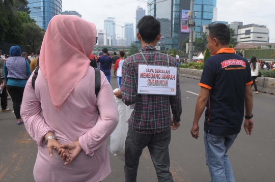 Aksi tangkap tangan buang sampah sembarangan di Bundaran HI