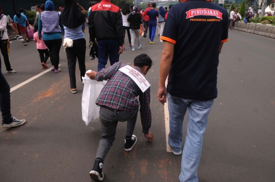 Aksi tangkap tangan buang sampah sembarangan di Bundaran HI