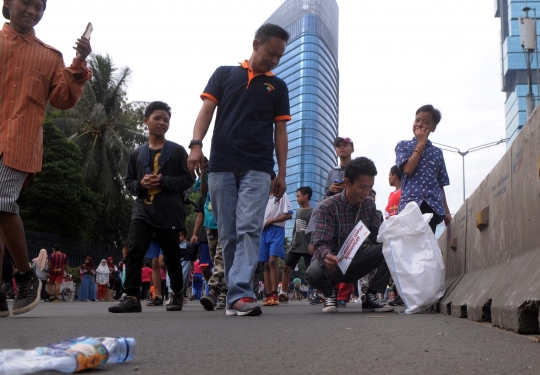 Aksi tangkap tangan buang sampah sembarangan di Bundaran HI