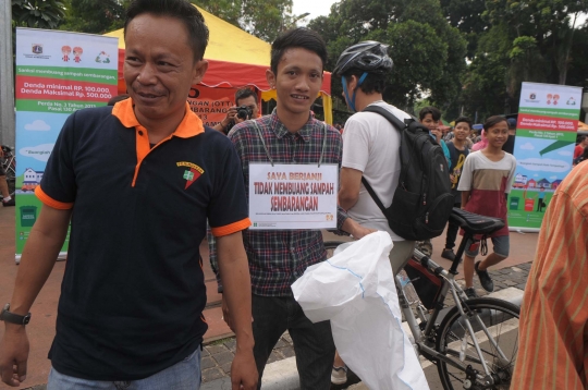 Aksi tangkap tangan buang sampah sembarangan di Bundaran HI