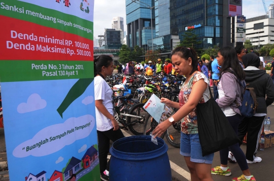 Aksi tangkap tangan buang sampah sembarangan di Bundaran HI