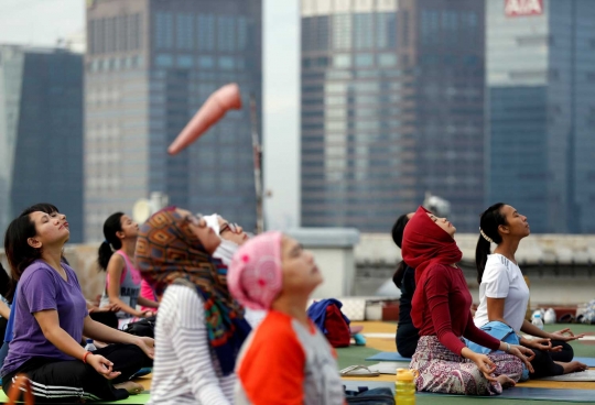 Yoga di ketinggian bangunan pencakar langit Jakarta