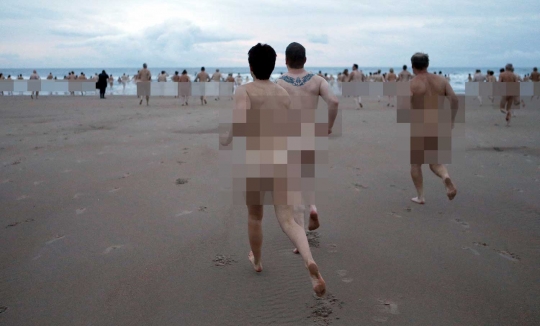 Ratusan orang Inggris nekat telanjang buat amal