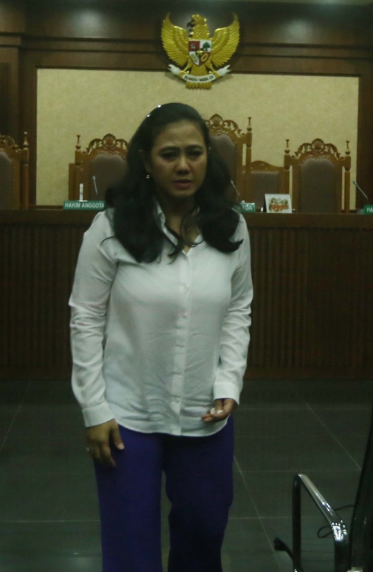 Damayanti menangis usai divonis 4,5 tahun bui