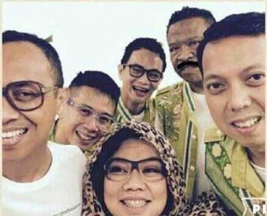 Ekspresi kocak pelaku yang parodikan selfie para kandidat Pilgub DKI