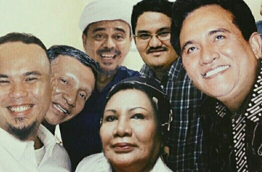 Ekspresi kocak pelaku yang parodikan selfie para kandidat Pilgub DKI