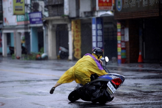 Dahsyatnya tiupan Topan Megi bikin pengendara motor jatuh