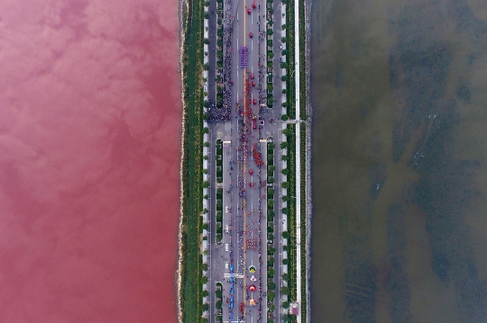 Aneh tapi nyata, air danau di China tiba-tiba berubah jadi merah