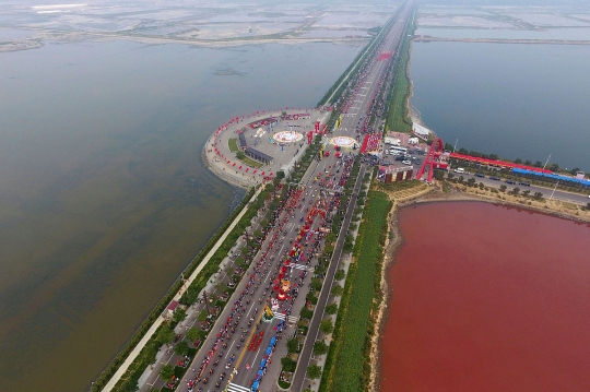 Aneh tapi nyata, air danau di China tiba-tiba berubah jadi merah
