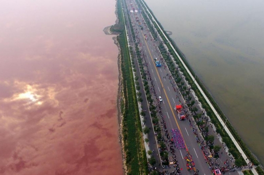 Aneh tapi nyata, air danau di China tiba-tiba berubah jadi merah