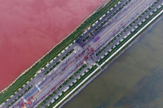 Aneh tapi nyata, air danau di China tiba-tiba berubah jadi merah