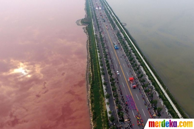 Foto Aneh Tapi Nyata Air Danau Di China Tiba Tiba Berubah Jadi Merah Merdeka Com