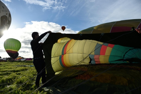 Keseruan festival balon udara di Irlandia