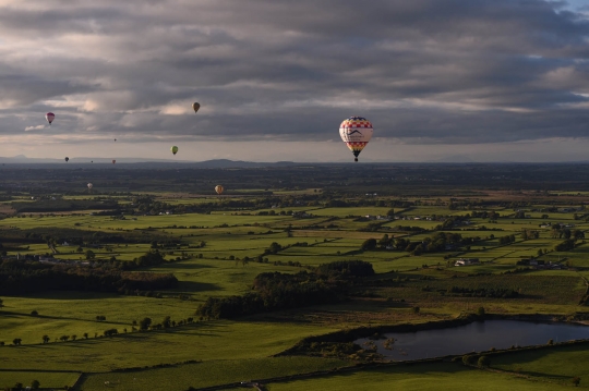 Keseruan festival balon udara di Irlandia