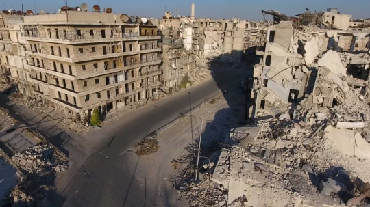 Kawah-kawah besar di tengah potret suram kehancuran Kota Aleppo