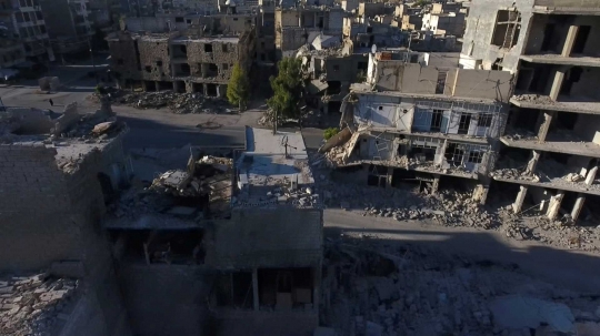 Kawah-kawah besar di tengah potret suram kehancuran Kota Aleppo