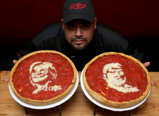 Uniknya piza berwajah Hillary dan Trump