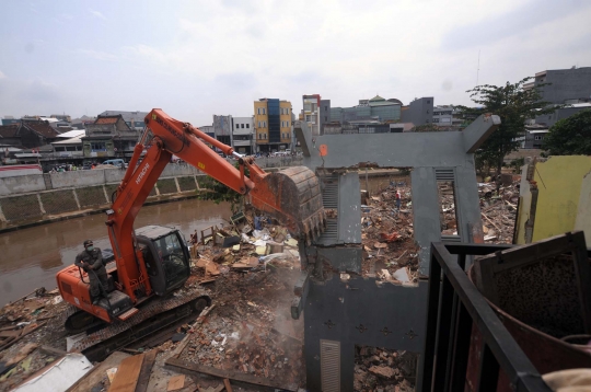 Aksi ekskavator hancur leburkan ratusan rumah warga Bukit Duri