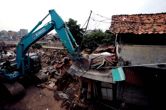 Aksi ekskavator hancur leburkan ratusan rumah warga Bukit Duri