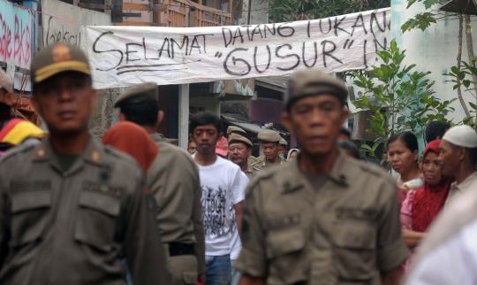 Aksi ekskavator hancur leburkan ratusan rumah warga Bukit Duri