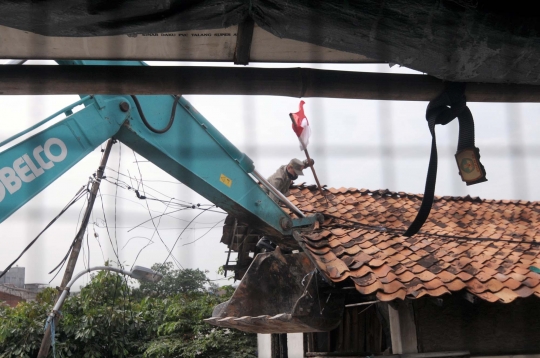 Aksi ekskavator hancur leburkan ratusan rumah warga Bukit Duri