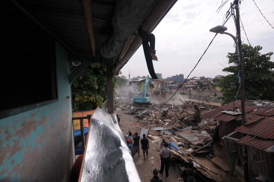 Aksi ekskavator hancur leburkan ratusan rumah warga Bukit Duri