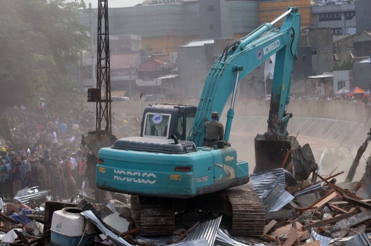 Aksi ekskavator hancur leburkan ratusan rumah warga Bukit Duri
