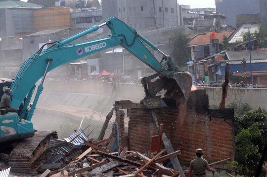 Aksi ekskavator hancur leburkan ratusan rumah warga Bukit Duri