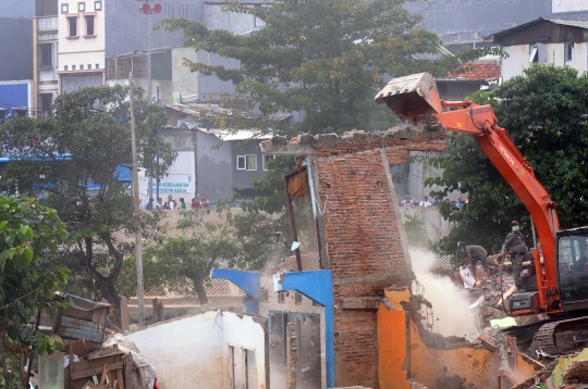 Aksi ekskavator hancur leburkan ratusan rumah warga Bukit Duri