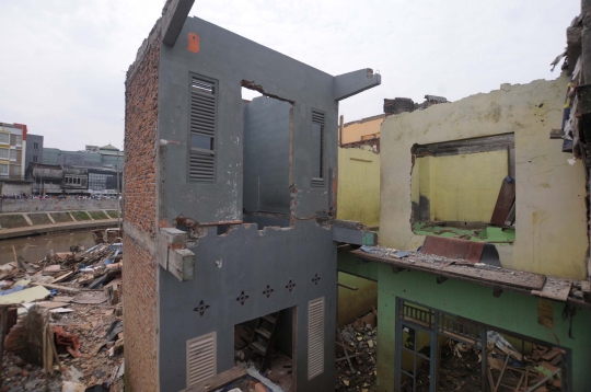 Aksi ekskavator hancur leburkan ratusan rumah warga Bukit Duri