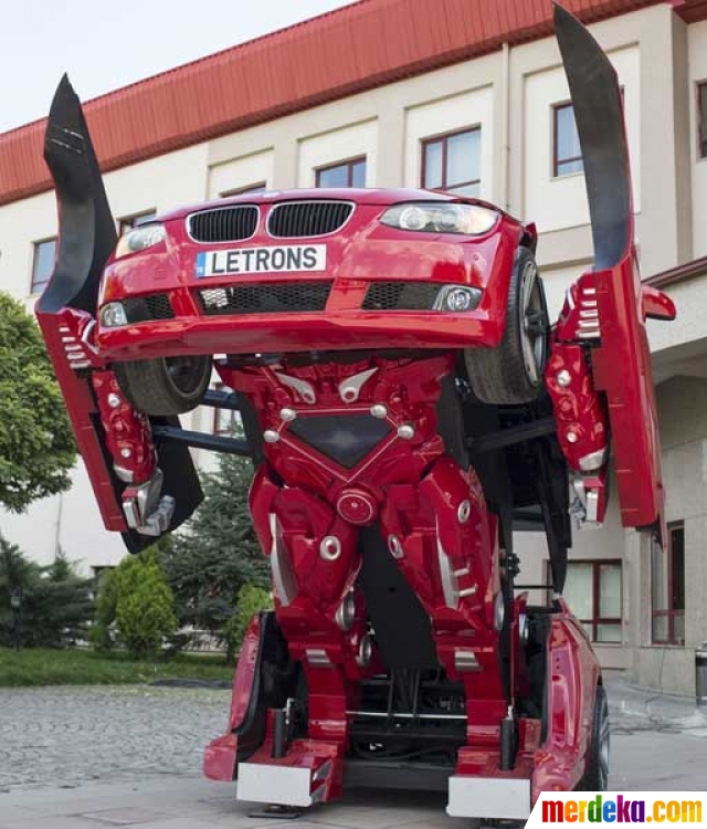 Foto Ini dia wujud nyata  mobil  robot  Transformers di  